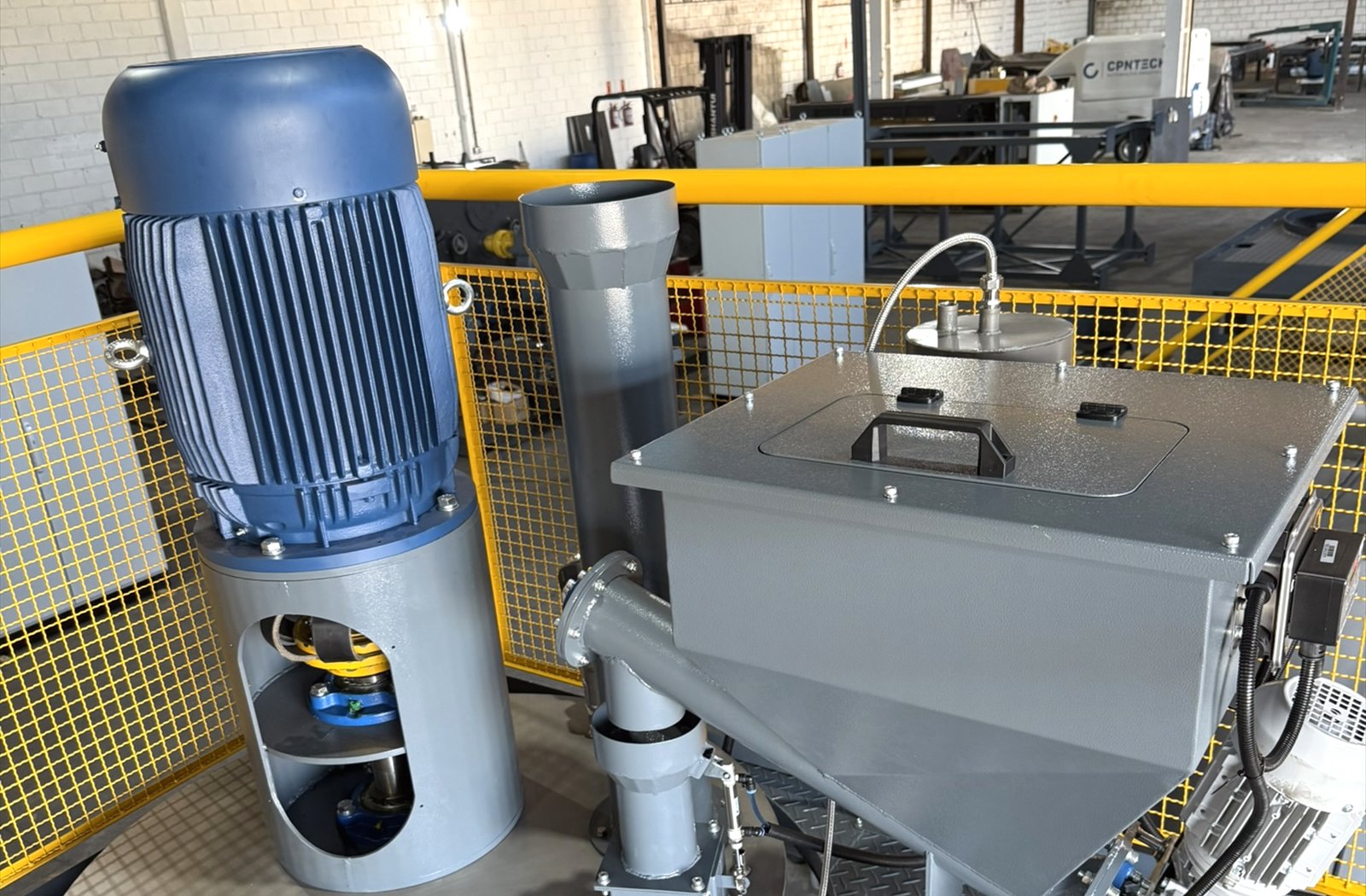 AGK-1100 instalada em área industrial com tanque, motor e estrutura de preparo