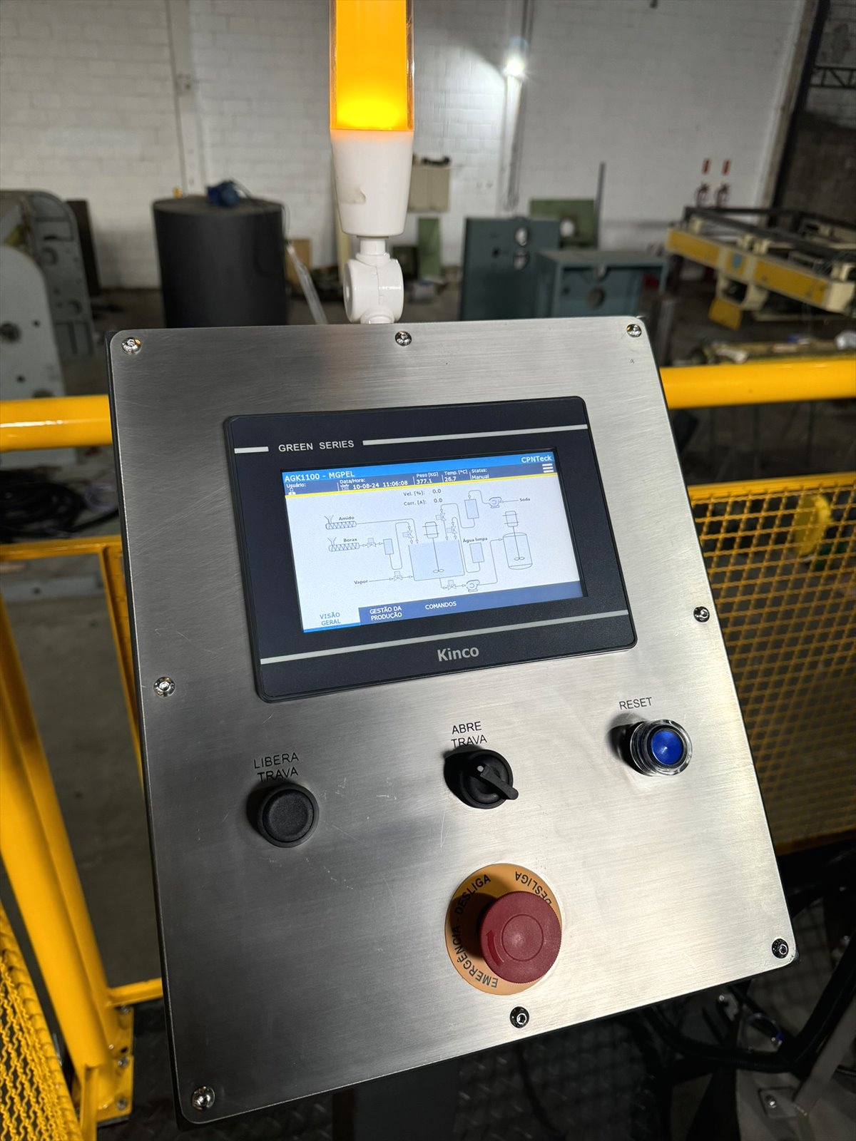 Painel de operação da AGK-1100 com IHM e botoeiras
