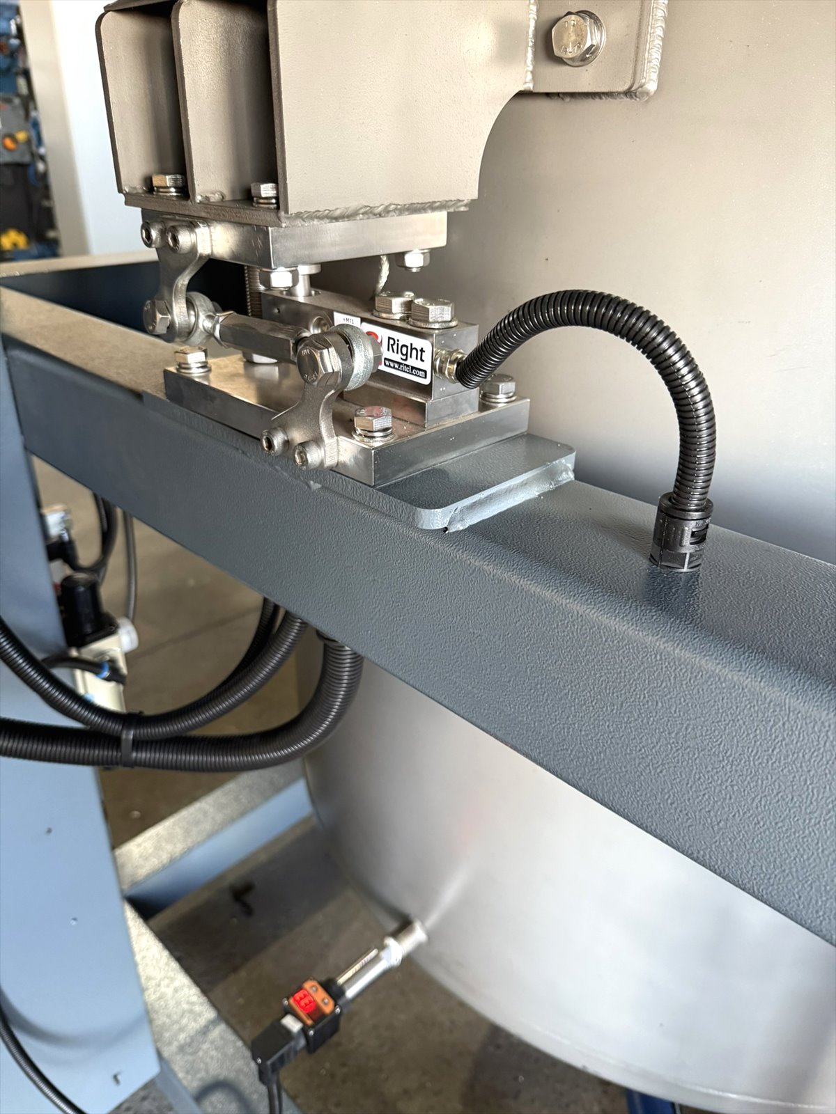 Detalhe mecânico do conjunto de dosagem e tubulação da AGK-1100