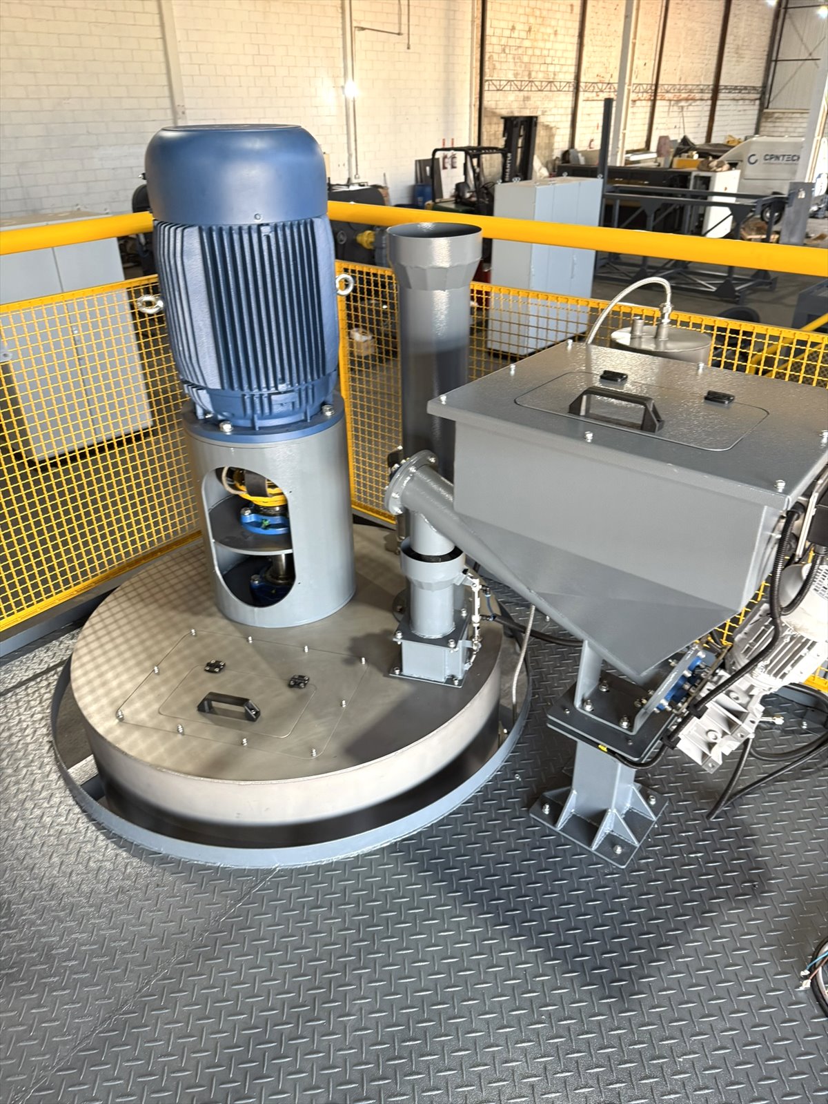 Vista geral da AGK-1100 com tanque, motor e proteção de área