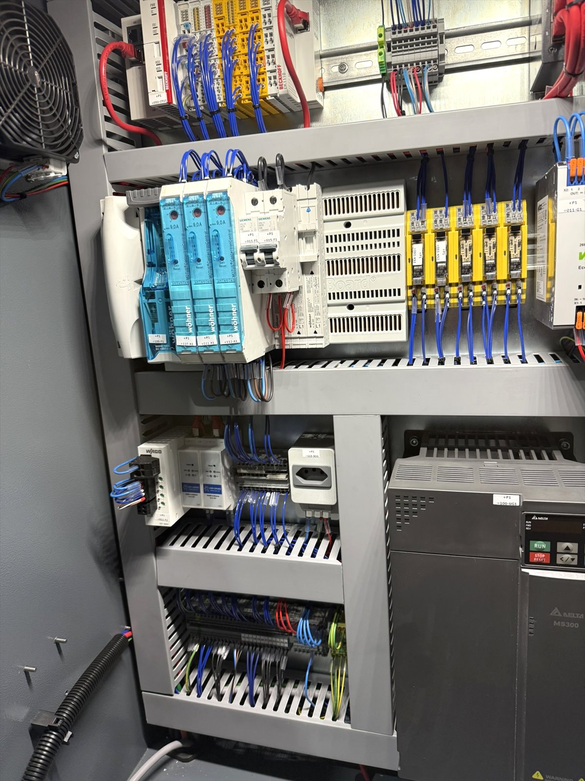 Painel elétrico interno da AGK-1100 com PLC, inversor e componentes de automação