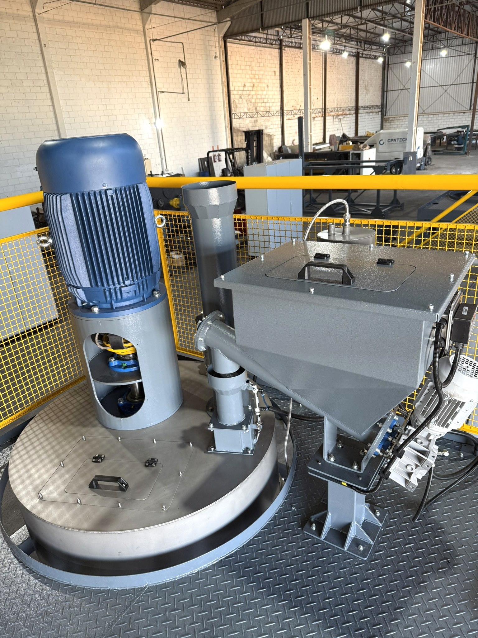 AGK-1100 instalada em área industrial com tanque, motor e estrutura de preparo