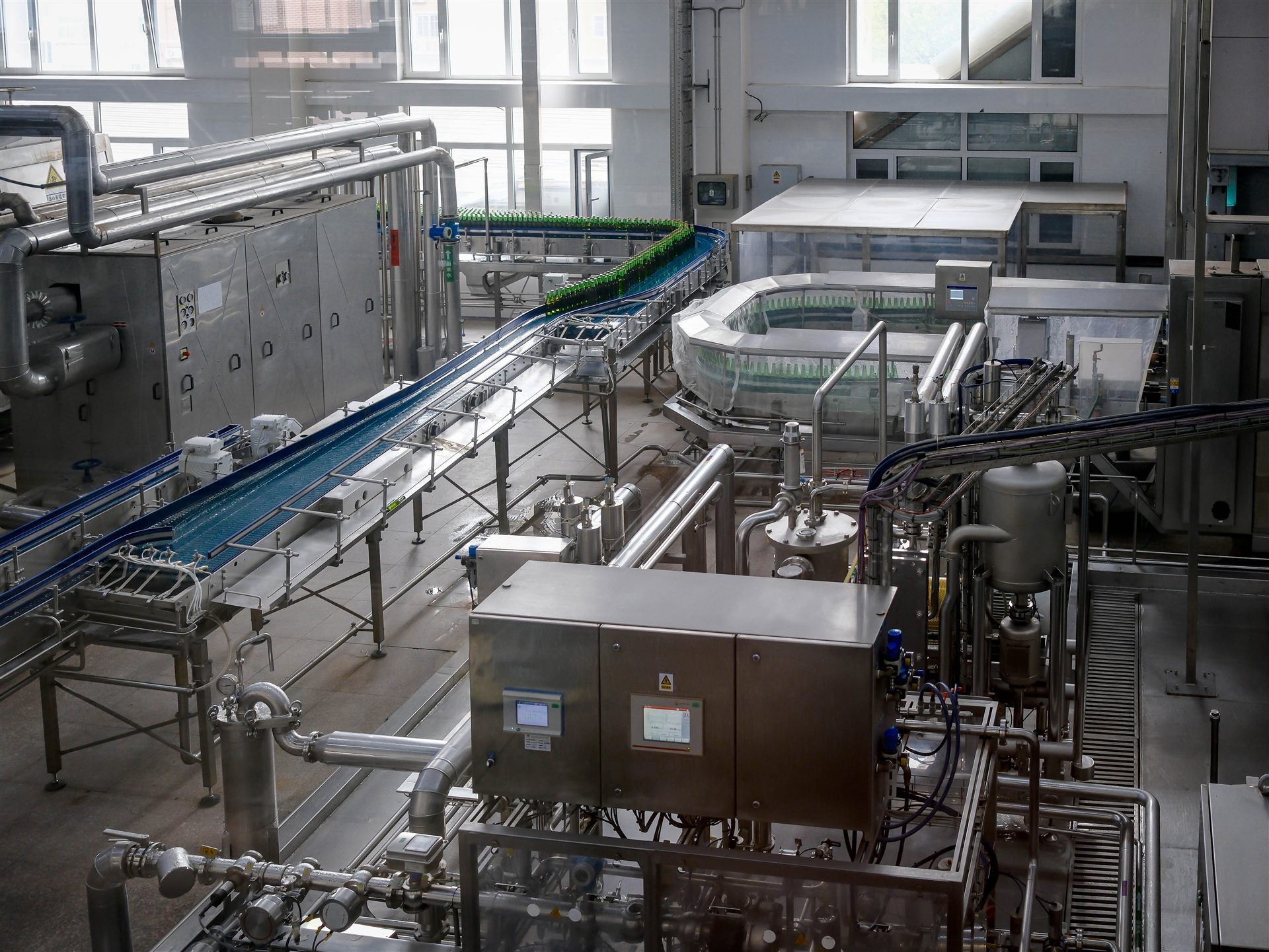 Linha industrial automatizada com transportadores e equipamentos de processo